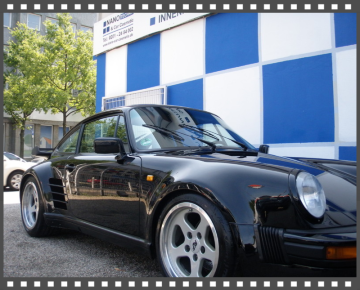 Gepflegter schwarzer Porsche mit glänzendem Lack